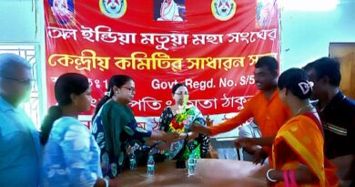 রাজ্য সভার সাংসদ মমতা বালা ঠাকুর ও বাগদার বিধায়িকা মধুপর্ণা ঠাকুরকে পুষ্প স্তবক দিয়ে শুভেচ্ছা জানালো পশ্চিমবঙ্গের বনগাঁ সাংগঠনিক জেলা তৃণমূল কংগ্রেসের পার্শ্ব শিক্ষক সমিতি